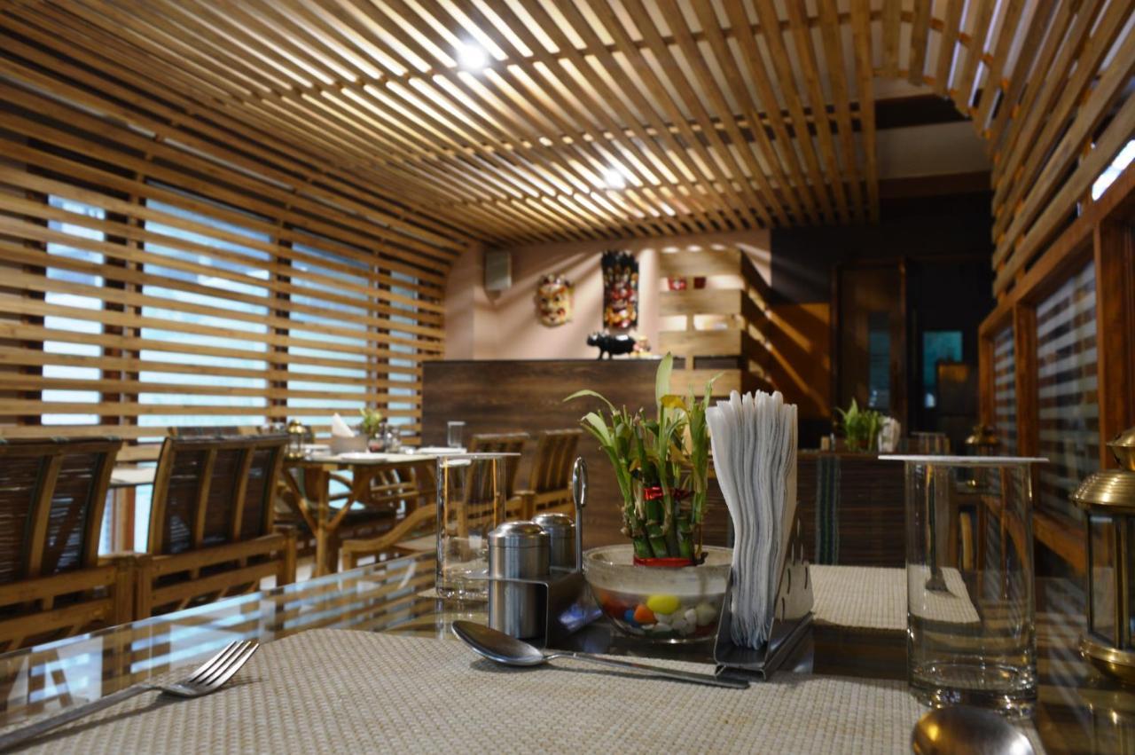 Hotel Rains Inn Guwahati Buitenkant foto